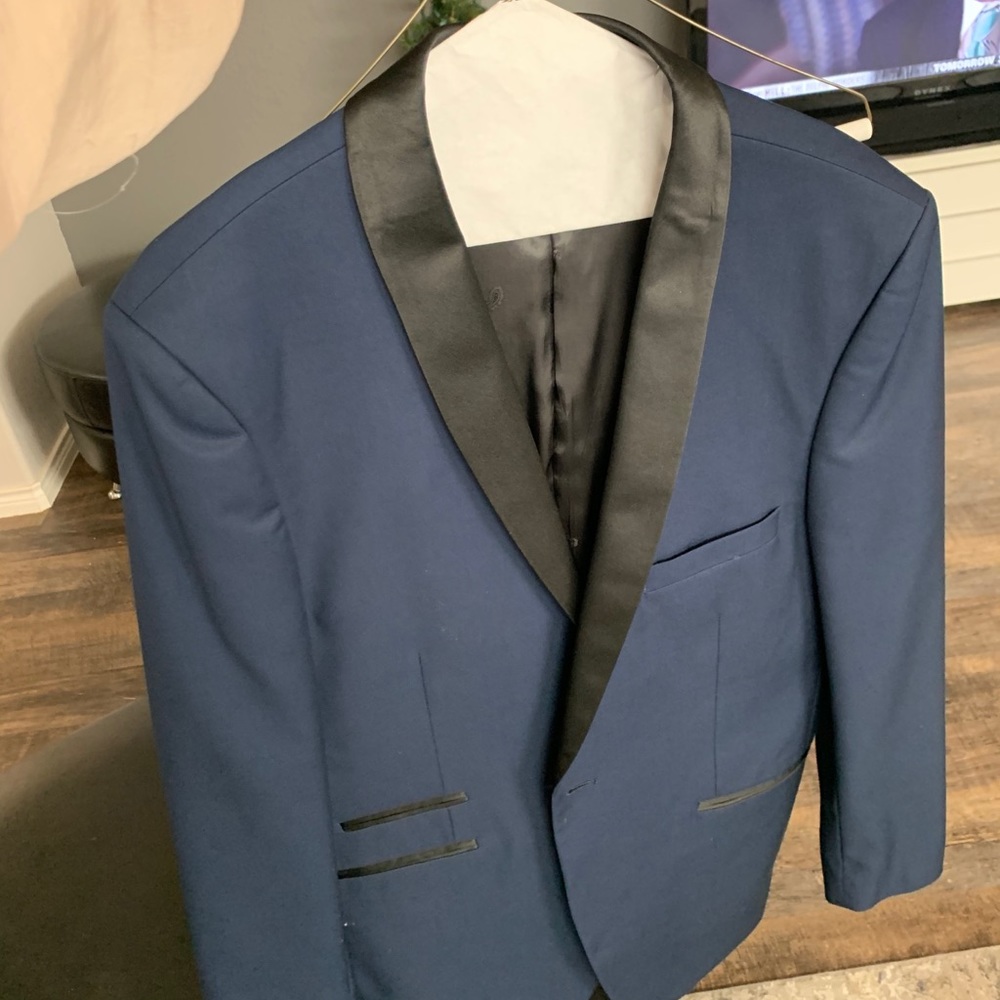 Berragamo Soho Madison Blue Tuxedo set w/accessori